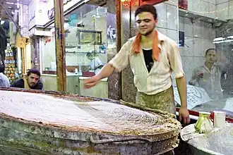 Confection du knafeh au Caire.