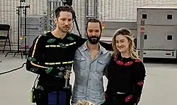 Troy Baker (à gauche), Neil Druckmann (au centre) et Ashley Johnson (à droite) posant à l'occasion d'une séance de motion capture.