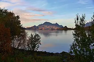 Vue de Stormolla depuis la côte Est du Raftsundet