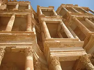 Trois niveaux de colonnes du mur de scène du théâtre antique de Sabratha, Libye.