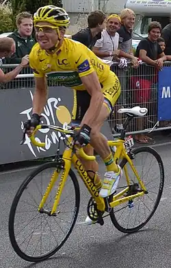 Photographie de Thomas Voeckler portant le maillot jaune lors de la 15e&nbsp;étape du Tour de France 2011