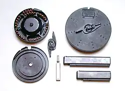 photographie en couleur montrant des magasins pour arme à feu, un circulaire démonté à gauche, un autre circulaire et deux droit à droite