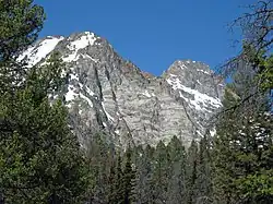 Le pic vu d'un sentier.