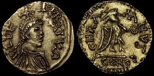 Tiers de sou d'or de Childebert&nbsp;Ier.Avers : Buste diadémé à droite, une croisette sur la tête.Revers : Victoire debout à droite tenant une couronne. Bibliothèque nationale de France.