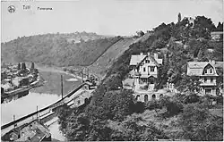 Carte postale ancienne montrant la gare, déjà agrandie mais toujours pourvue de ses corniches et la cour à marchandises.