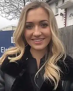 Tilly Keeper interprète Phoebe.
