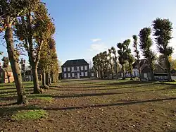 La place et, au fond, l'école.