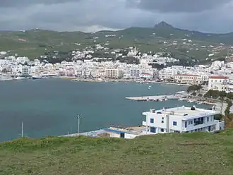 Le port de Tinos avec, au fond, la basilique de Tinos.