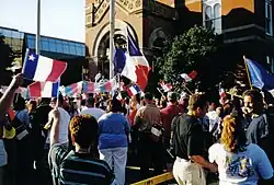Tintamarre devant l'hôtel de ville lors de la fête des Acadiens