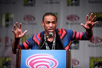 Titus Makin Jr. interprète Lukas Parnell