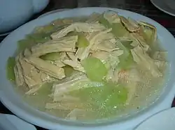 En forme de bâtonnets, intégré dans un plat.