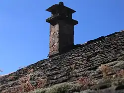 Toit de lauzes recouvert de lichens.