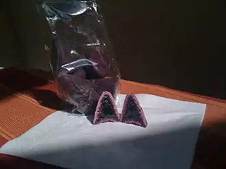 Un cuberdon coupé en deux, montrant le cœur tendre violet foncé et la croûte extérieure rouge rosé