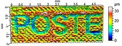 Micro-topographie d'un timbre-poste français d'usage courant (détail) montrant l'épaisseur d'encre obtenue par le procédé de taille-douce. Les caractères « POSTE » apparaissent sur le timbre en blanc sur fond rouge, et correspondent donc à une absence d'encre. La mesure a été réalisée à l'aide d'un profilomètre, et la fausse couleur représente l'altitude microscopique selon la légende figurant à droite.