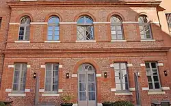 Tornié-Barrassy : détail de la façade de fond de cour.