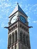 Tour de l'horloge du vieil hôtel de ville de Toronto, construit par Edward James Lennox en 1889-99 : arcades et bossages en grès brun