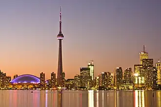 Le Rogers Centre et la tour CN à la tombée de la nuit.