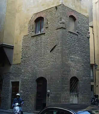 Base médiévale de la tour.