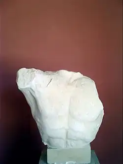 Torse d'hoplite (A756). Marbre de Paros, second quart du Ve&nbsp;siècle&nbsp;av. J.-C.