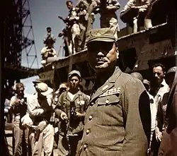 Le vice-amiral Michitaro Tozuka&nbsp;(en), commandant la base navale de Yokosuka après sa reddition le 30 août 1945.