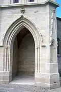 Faux porche néogothique au pied du clocher (mai&nbsp;2011)