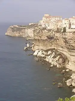Une autre vue sur la haute ville de Bonifacio.