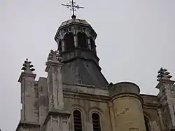 Flèche classique de la tour, et décoration des contreforts en forme de petites flèches gothiques.