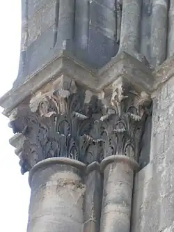 (3) chapiteau de l'ancien portail d'entrée.