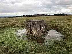 Restes de la cheminée géodésique au sommet du Ménamont.