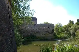Tour au diable et confluence de la Seille dans la Moselle.
