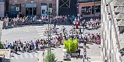 Passage de la tête de la course  à l'entrée de la place d'Armes 10e étape du Tour de France 2019