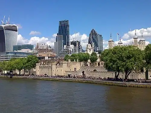 Au 1er&nbsp;plan la Tamise, au 2e plan la tour de Londres, au dernier plan la Cité.