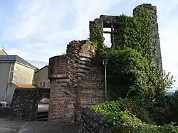 Photographie en couleurs d'une tour en ruine.