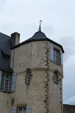 Tour du logis abbatial renaissance, meurtrières et cadran solaire.