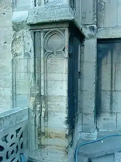 Contreforts de la tour (1540).