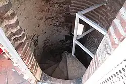 Boysson-Cheverry : l'étroit escalier de la tourelle.