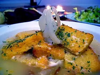 Photo représentant une assiette emplie de tourin.