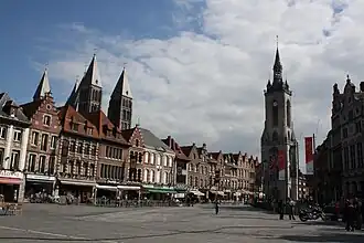 La Grand'Place de Tournai avec le beffroi et la cathédrale.