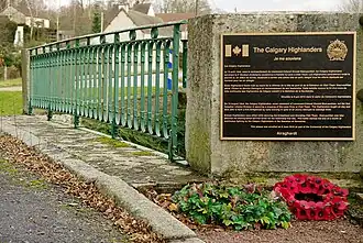 Mémorial en hommage aux soldats canadiens «&nbsp;The Calgary Highlanders » morts le 13 août 1944 à Clair-Tison pour la prise du pont sur la rivière Laize (rivière), reliant les communes de Tournebu et Potigny, Calvados.