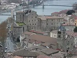 Vue du musée-château de Tournon et des 2 ponts suspendus en service