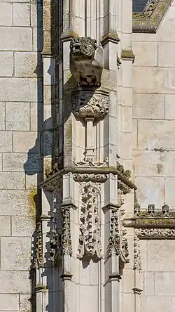 Une gargouille et des motifs sculptés sur la façade sud