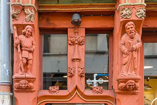 Sculptures au-dessus de la porte du 27 rue Colbert.
