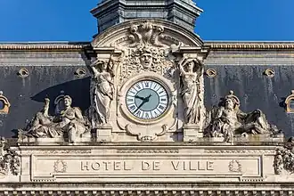 L'horloge, entourée par le Jour et la Nuit.