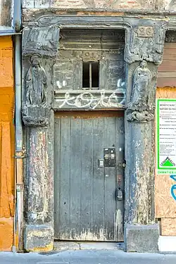 Portail de la Maison du Dauphin (26, rue Georges-Courteline)