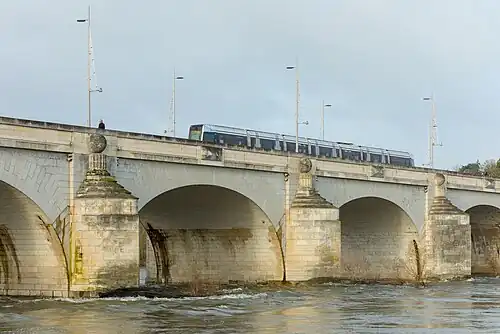 Un tramway sur le pont Wilson.