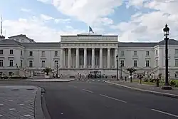 Façade de pierre blanche, de style néoclassique. Les deux ailes antérieures, symétriques, sont en retour d'équerre. L'avant-corps central est soutenu par une colonnade.
