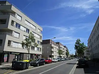 Vue de la rue Denis-Mayer, avec à gauche la résidence Soléo.
