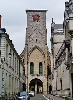 La tour Charlemagne, vestige de l'ancienne basilique Saint-Martin.