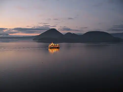 Bateau au crépuscule sur le lac.