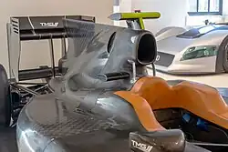 Photo d'un capot moteur de couleur noire, qui surmonte des pontons de monoplace.